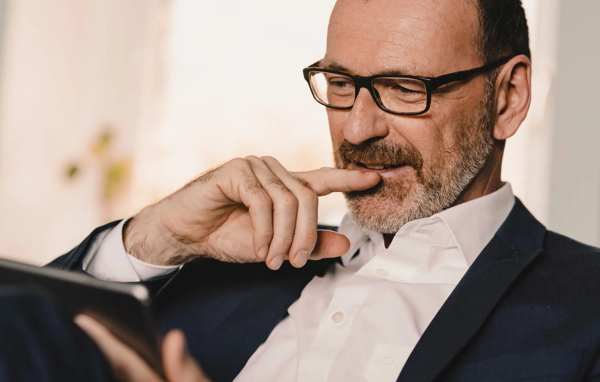 Mann mit Blick auf ein Tablet